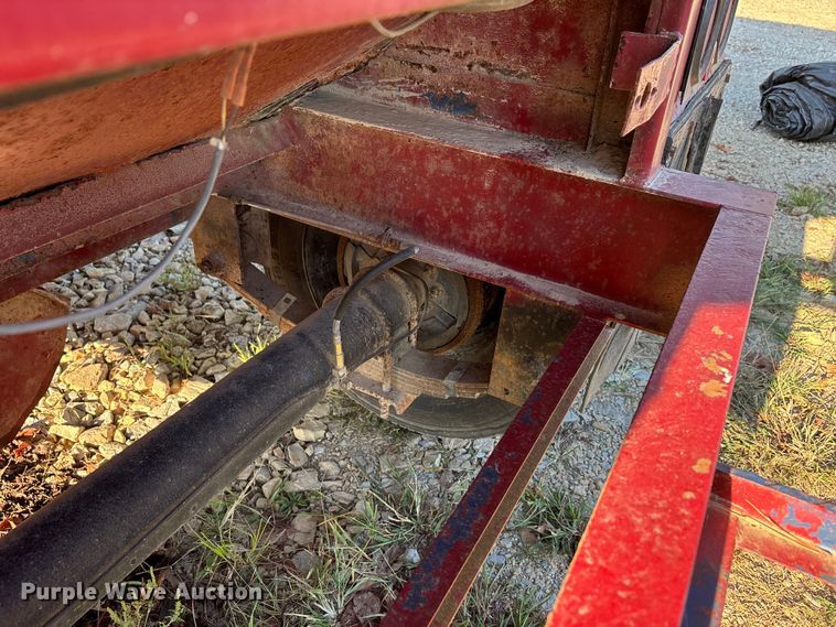 image for item DU1395 1986 Bail pup grain trailer