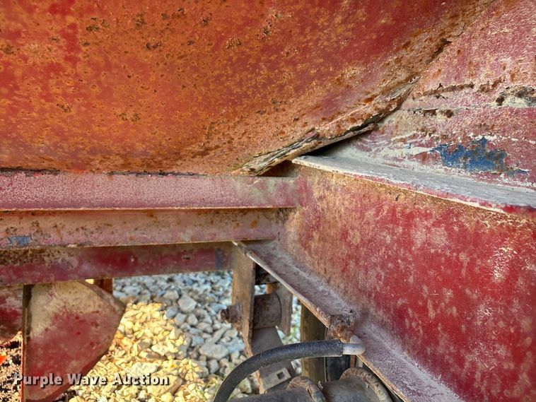 image for item DU1395 1986 Bail pup grain trailer