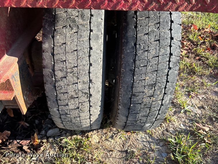 image for item DU1395 1986 Bail pup grain trailer