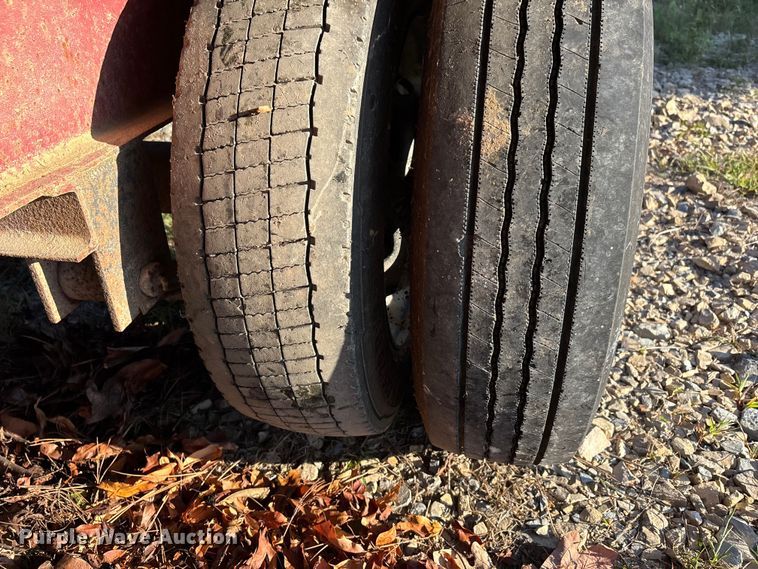 image for item DU1395 1986 Bail pup grain trailer