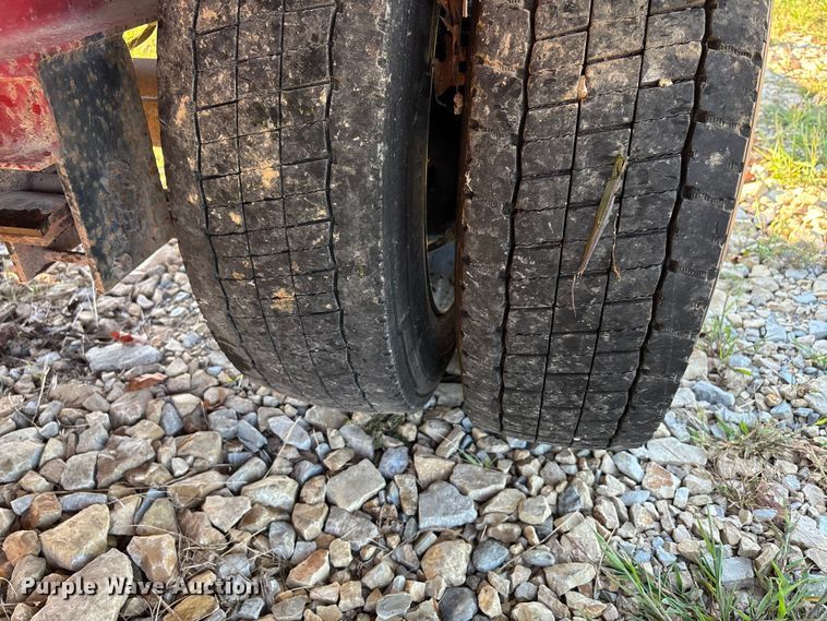 image for item DU1395 1986 Bail pup grain trailer