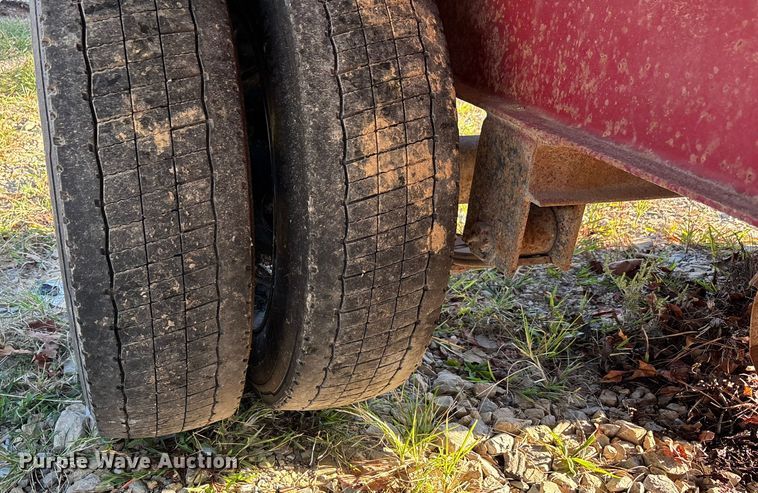 image for item DU1395 1986 Bail pup grain trailer