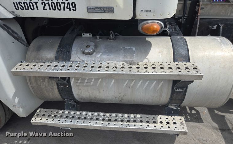 image for item DU7949 2007 Freightliner Columbia semi truck