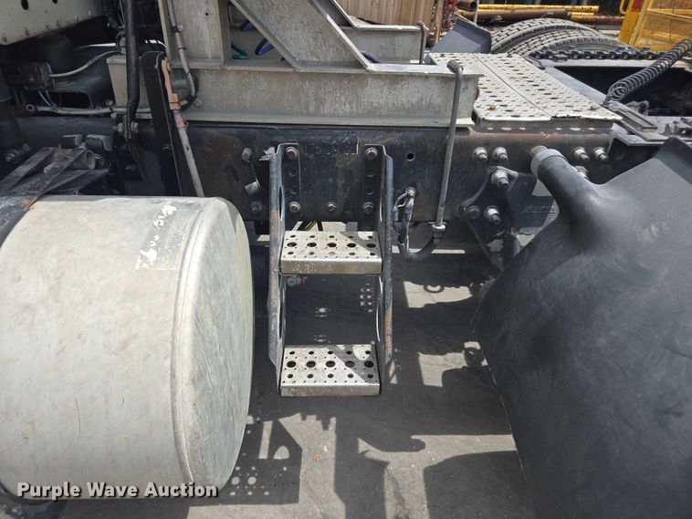 image for item DU7949 2007 Freightliner Columbia semi truck