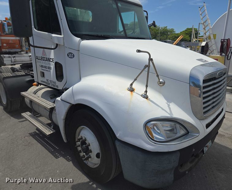 image for item DU7949 2007 Freightliner Columbia semi truck