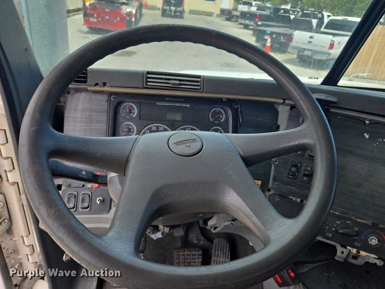 image for item DU7949 2007 Freightliner Columbia semi truck