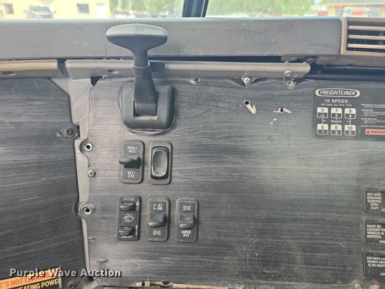 image for item DU7949 2007 Freightliner Columbia semi truck