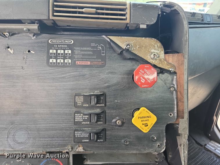 image for item DU7949 2007 Freightliner Columbia semi truck