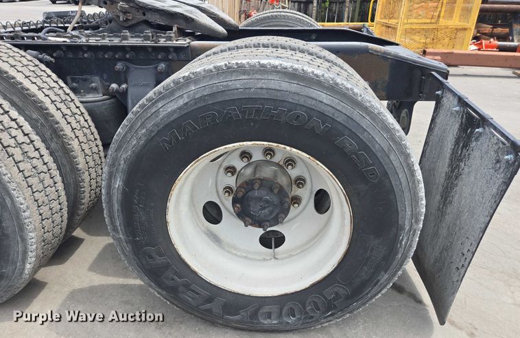 image for item DU7949 2007 Freightliner Columbia semi truck