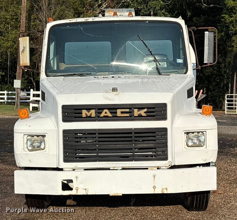 image for item DY0961 1989 Mack CS water truck