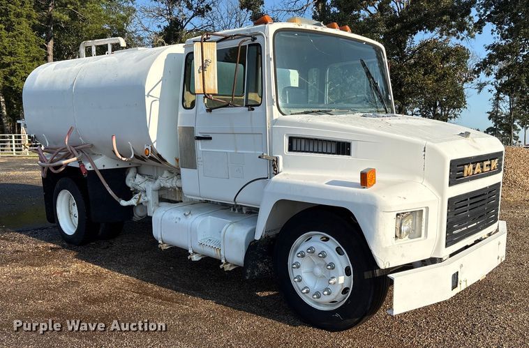 image for item DY0961 1989 Mack CS water truck