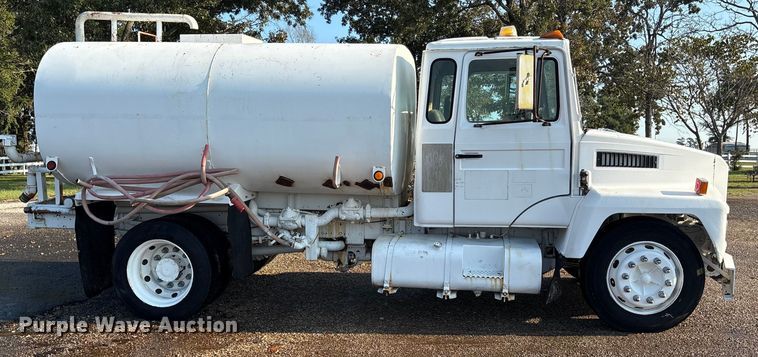 image for item DY0961 1989 Mack CS water truck