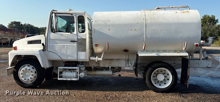 image for item DY0961 1989 Mack CS water truck