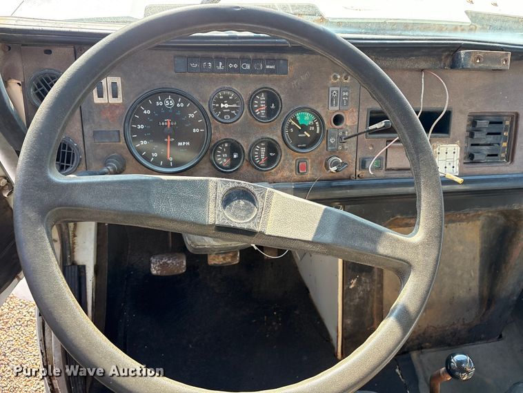 image for item DY0961 1989 Mack CS water truck