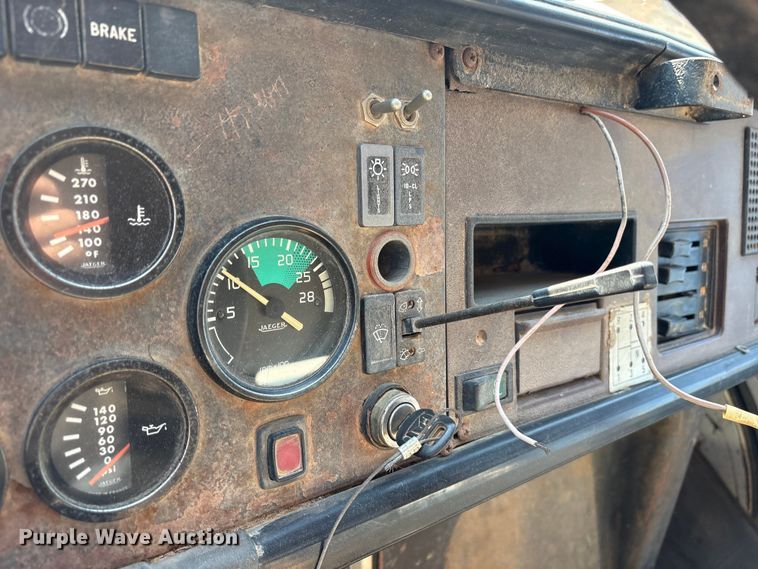 image for item DY0961 1989 Mack CS water truck