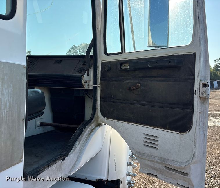 image for item DY0961 1989 Mack CS water truck