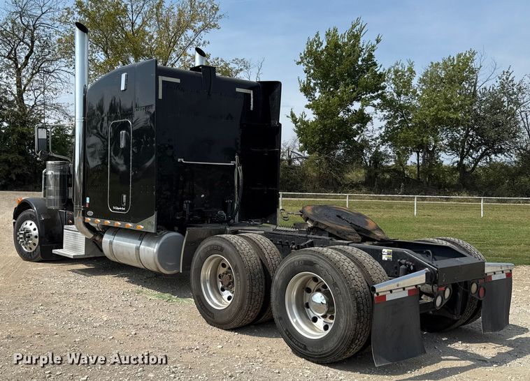 image for item DY8114 2006 Peterbilt 379 semi truck