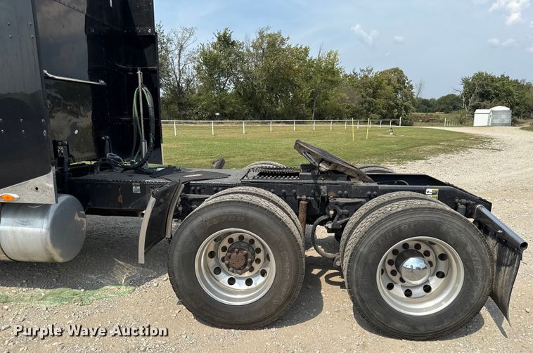 image for item DY8114 2006 Peterbilt 379 semi truck