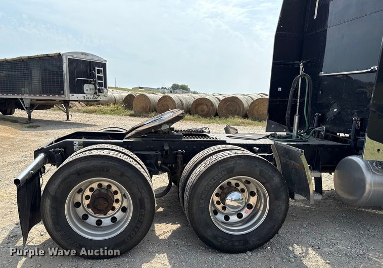 image for item DY8114 2006 Peterbilt 379 semi truck