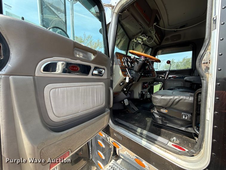 image for item DY8114 2006 Peterbilt 379 semi truck