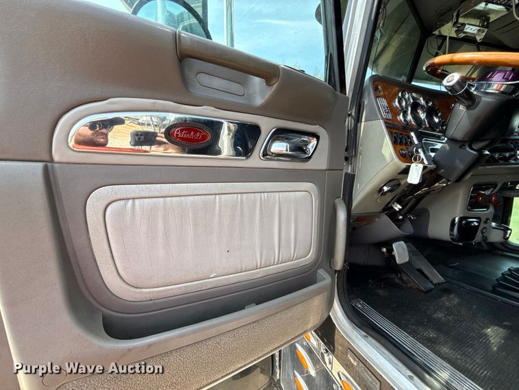image for item DY8114 2006 Peterbilt 379 semi truck