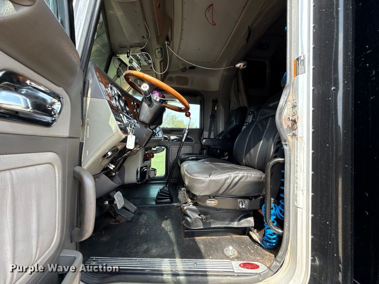 image for item DY8114 2006 Peterbilt 379 semi truck