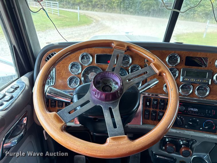 image for item DY8114 2006 Peterbilt 379 semi truck