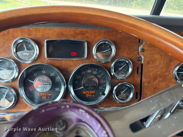 image for item DY8114 2006 Peterbilt 379 semi truck