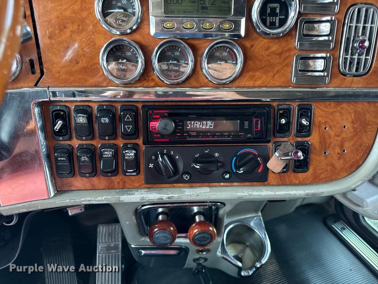 image for item DY8114 2006 Peterbilt 379 semi truck