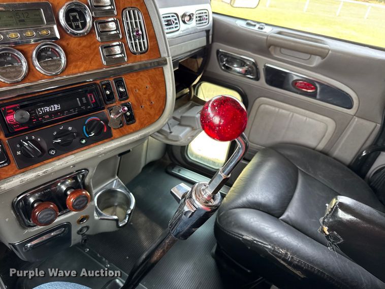 image for item DY8114 2006 Peterbilt 379 semi truck