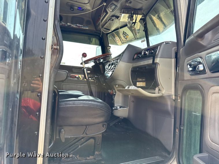 image for item DY8114 2006 Peterbilt 379 semi truck