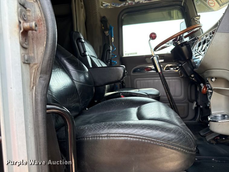 image for item DY8114 2006 Peterbilt 379 semi truck