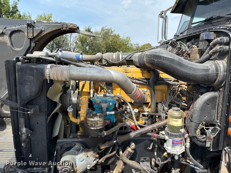 image for item DY8114 2006 Peterbilt 379 semi truck