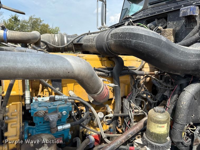 image for item DY8114 2006 Peterbilt 379 semi truck