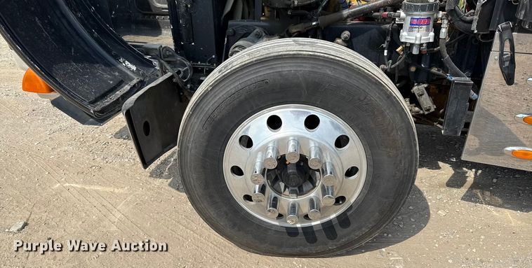 image for item DY8114 2006 Peterbilt 379 semi truck