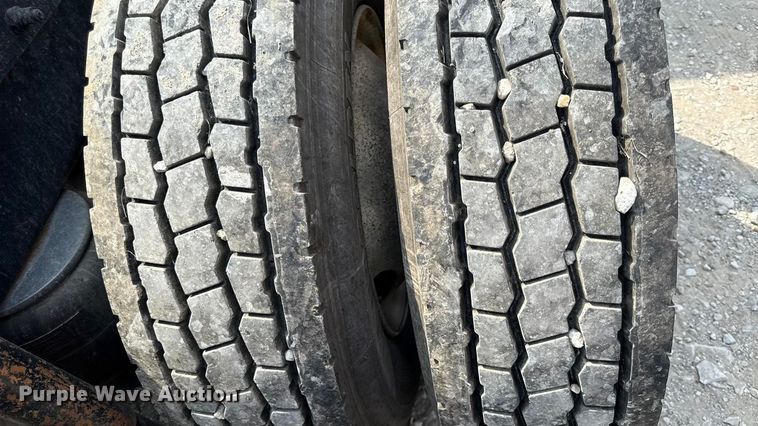 image for item DY8114 2006 Peterbilt 379 semi truck