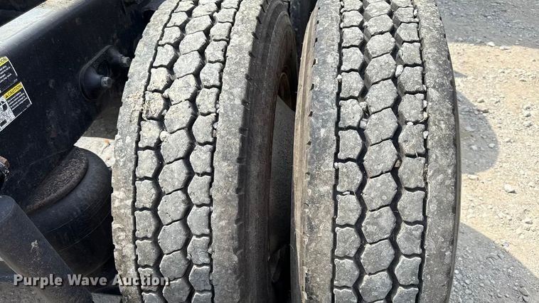 image for item DY8114 2006 Peterbilt 379 semi truck