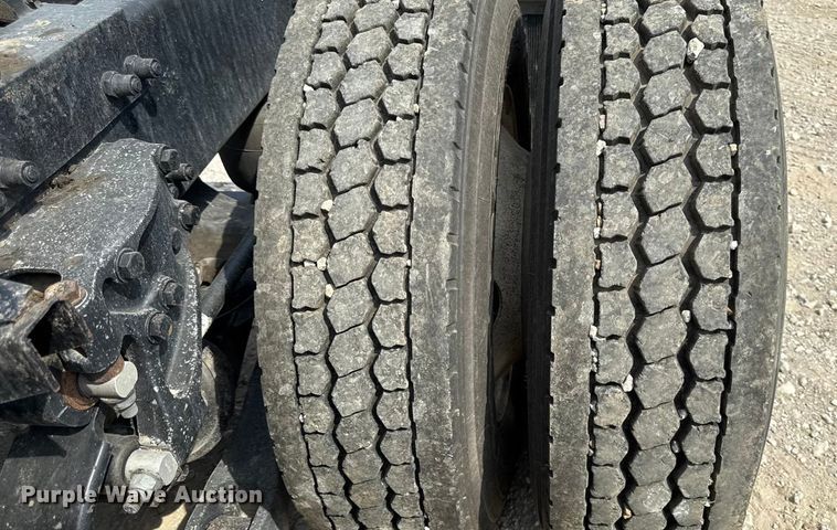 image for item DY8114 2006 Peterbilt 379 semi truck