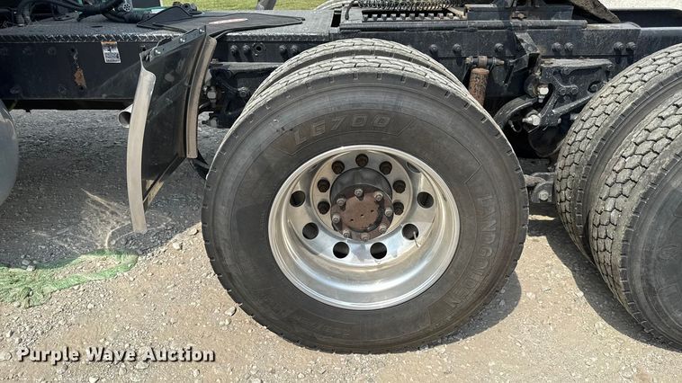 image for item DY8114 2006 Peterbilt 379 semi truck