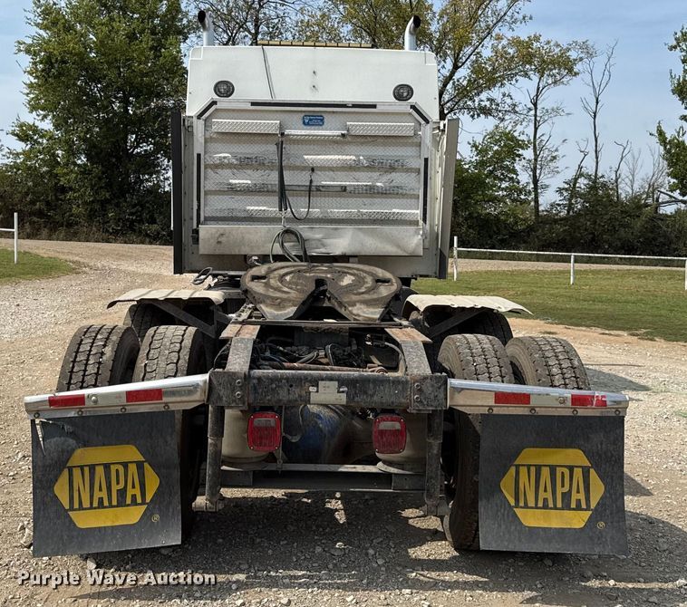 image for item DY8115 2001 International 9900i semi truck