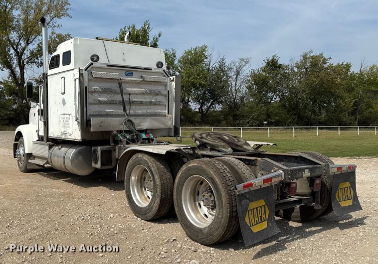 image for item DY8115 2001 International 9900i semi truck