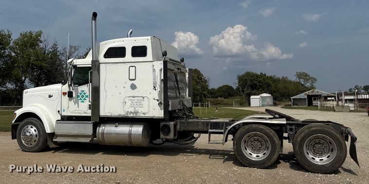 image for item DY8115 2001 International 9900i semi truck