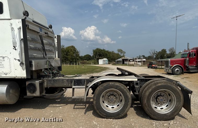 image for item DY8115 2001 International 9900i semi truck