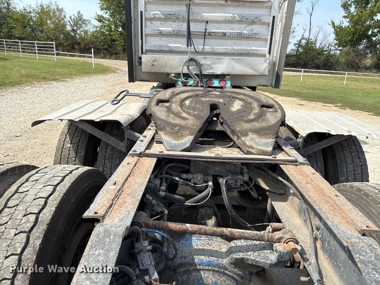 image for item DY8115 2001 International 9900i semi truck