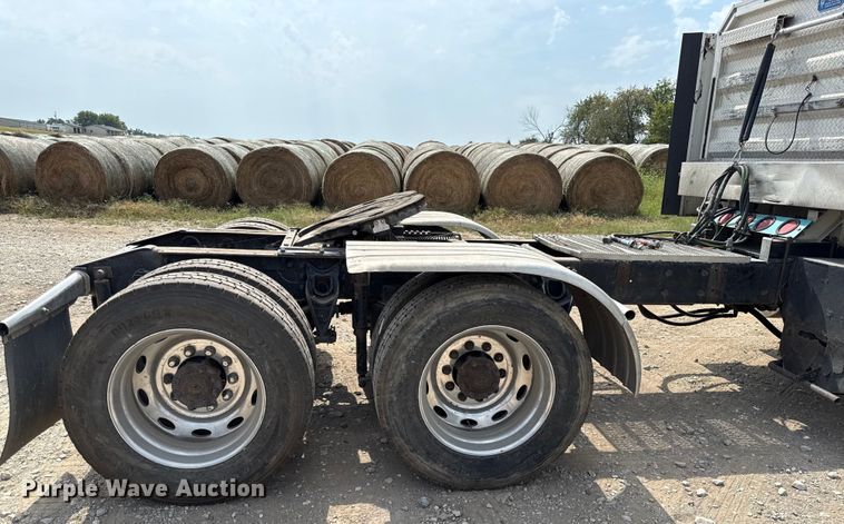 image for item DY8115 2001 International 9900i semi truck