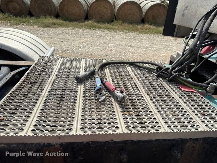 image for item DY8115 2001 International 9900i semi truck