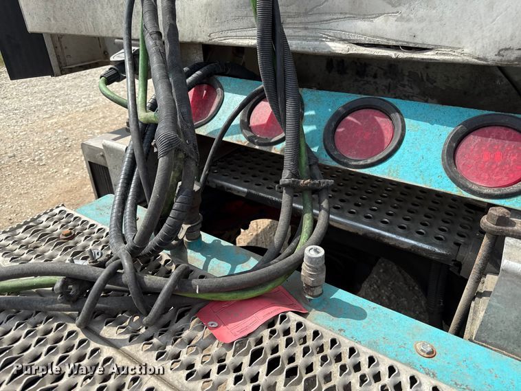 image for item DY8115 2001 International 9900i semi truck