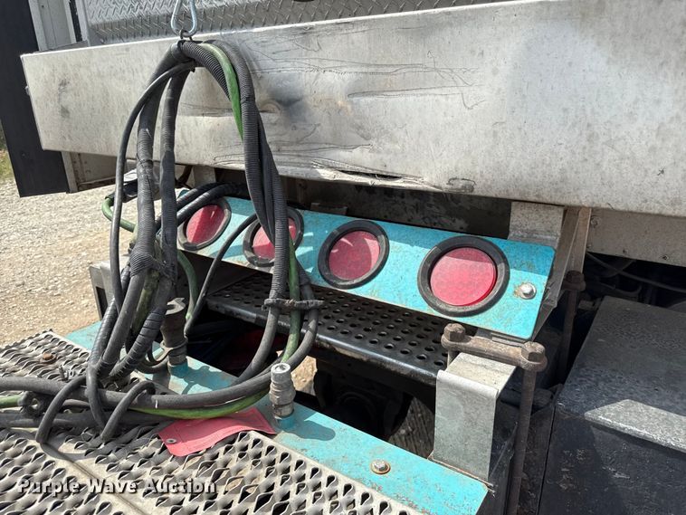 image for item DY8115 2001 International 9900i semi truck