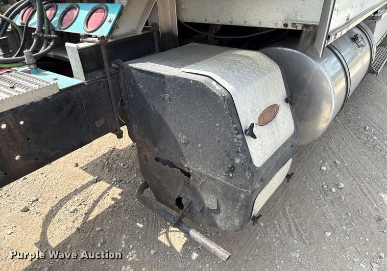 image for item DY8115 2001 International 9900i semi truck