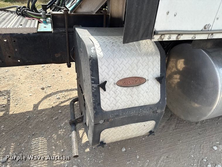 image for item DY8115 2001 International 9900i semi truck